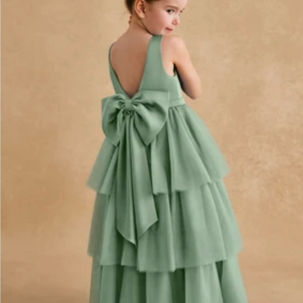 Elegant Green Tiered Dress with Bow